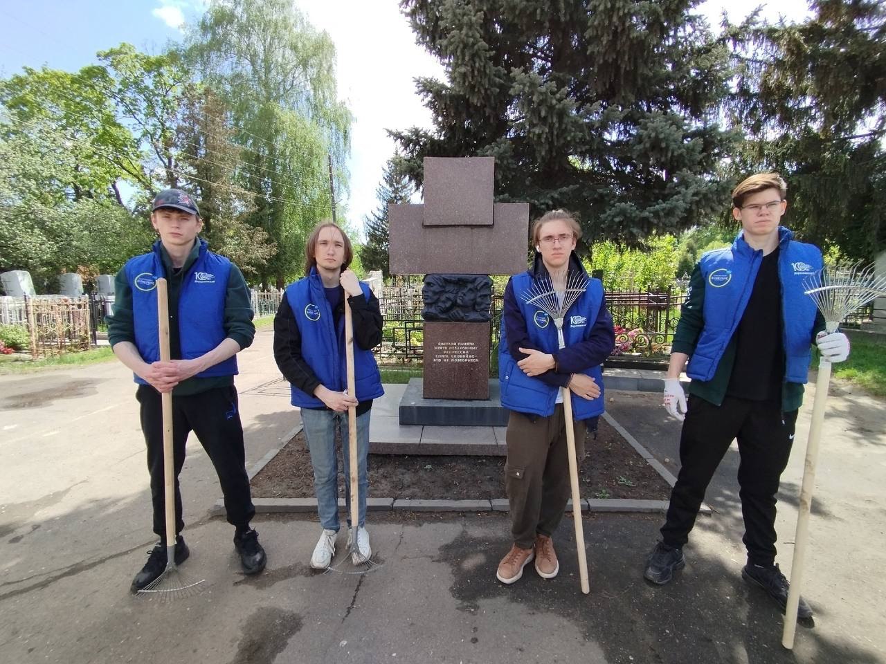 Волонтеры Державинского благоустраивают места захоронений ветеранов университета фото анонса