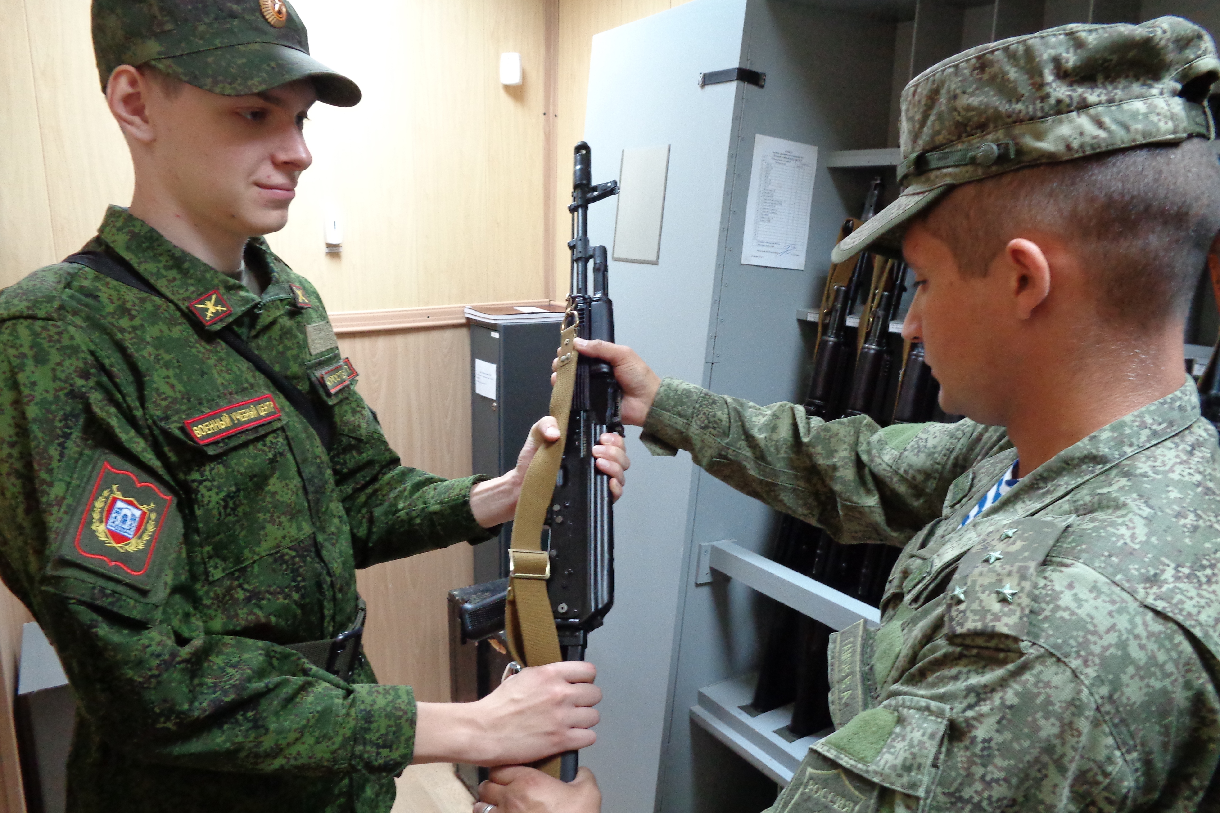 Офицер взвода. Военная подготовка. Солдаты сержант. Военная подготовка солдат. Сержант армии России.