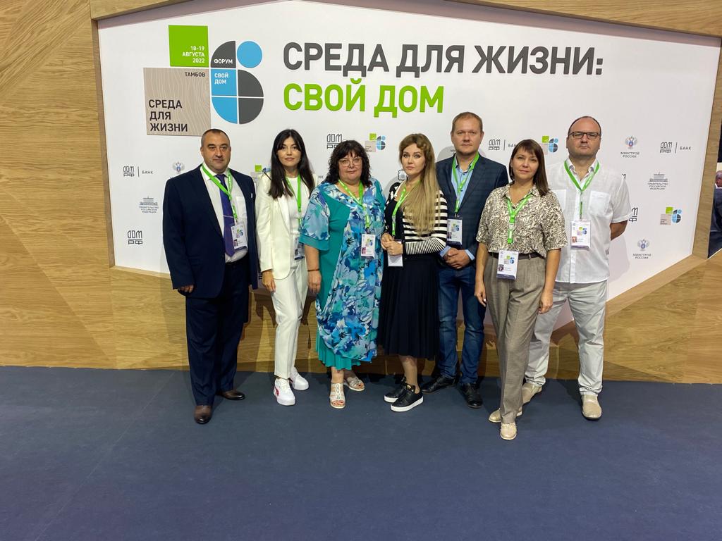 Изображение новости: На форуме «Среда для жизни» Державинский подписал соглашение о строительстве в Тамбове арендного дома для студентов университета