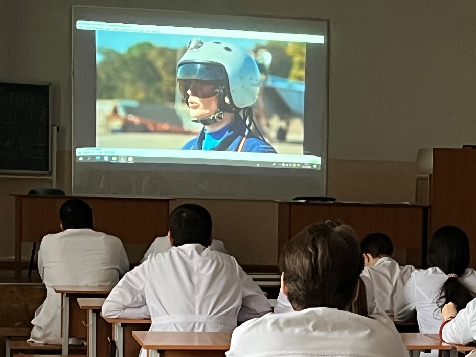 Студенты-медики посмотрели фильм о летчиках воздушно-космических сил России