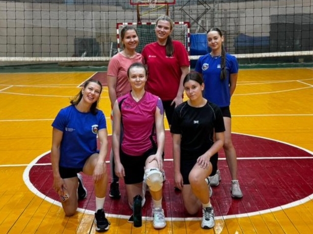 Женская сборная Института – участницы первенства Державинского по волейболу
