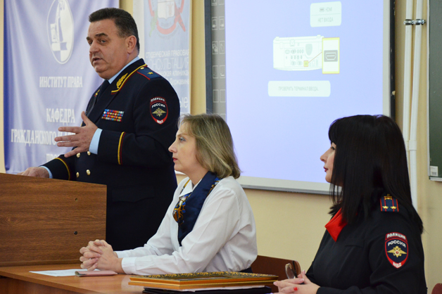 Изображение новости: Представители правоохранительных органов Юрий Кулик и Марина Краснослободцева пообщались со студентами ТГУ