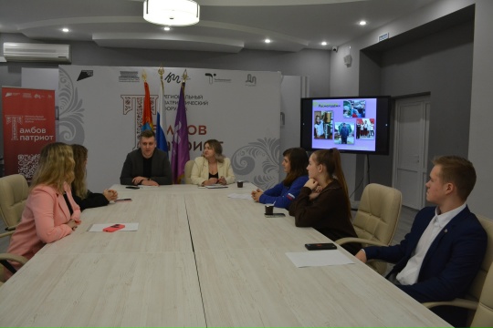 В Доме молодёжи Тамбовской области состоялась итоговая встреча выпускников форумной кампании 2025 года с Николаем Мачихиным, директором департамента молодежной политики Правительства Тамбовской области