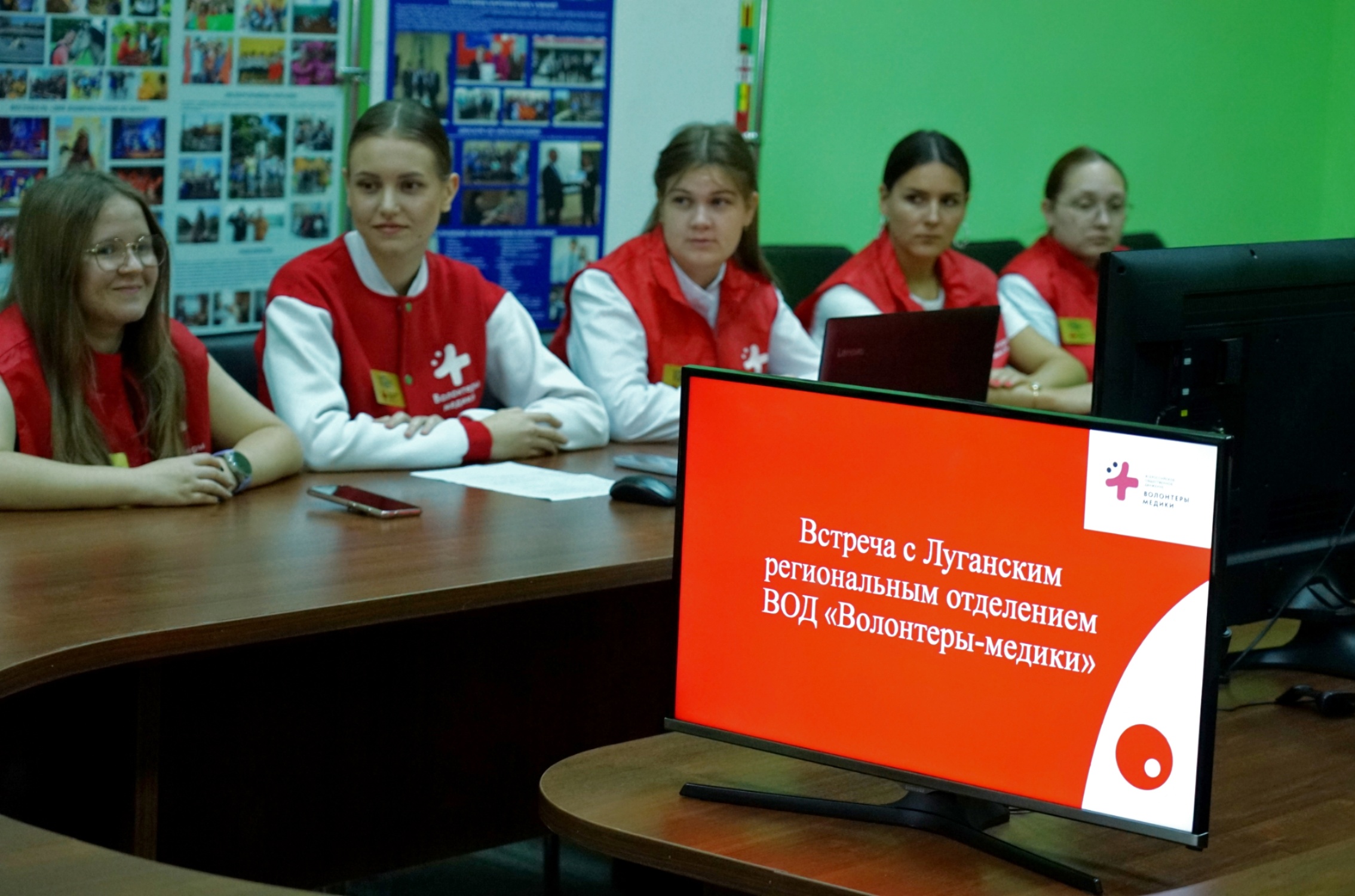 Изображение новости:   Волонтеры-медики из Луганского государственного медуниверситета имени Святителя Луки перенимают опыт у державинцев 