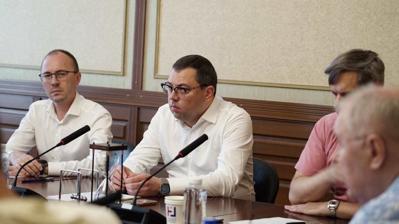 Заседание регионального дискуссионного клуба «ОбКом // Обсуждения. Комментарии» в Державинском университете на тему «Реформа местного самоуправления и организация муниципального политического пространства», 9 июня 2025 года
