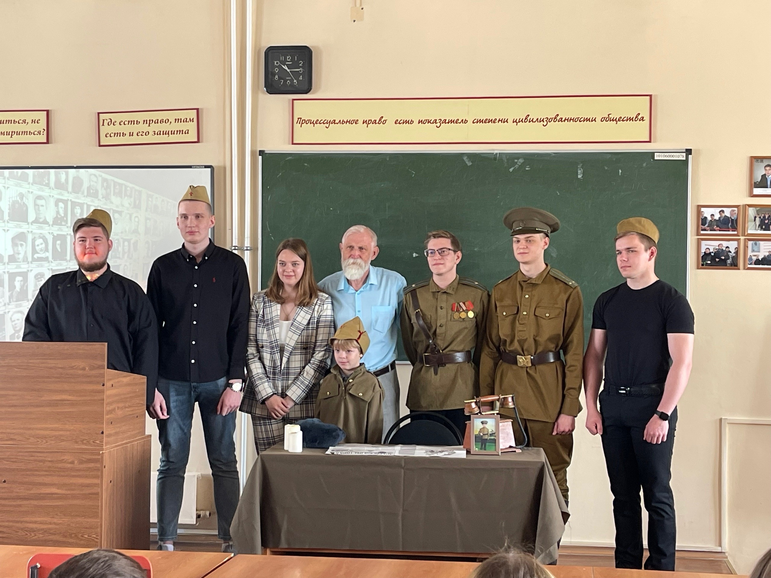 Студенты подготовили театральное представление по мотивам стихотворения К. Симонова «Сын артиллериста»