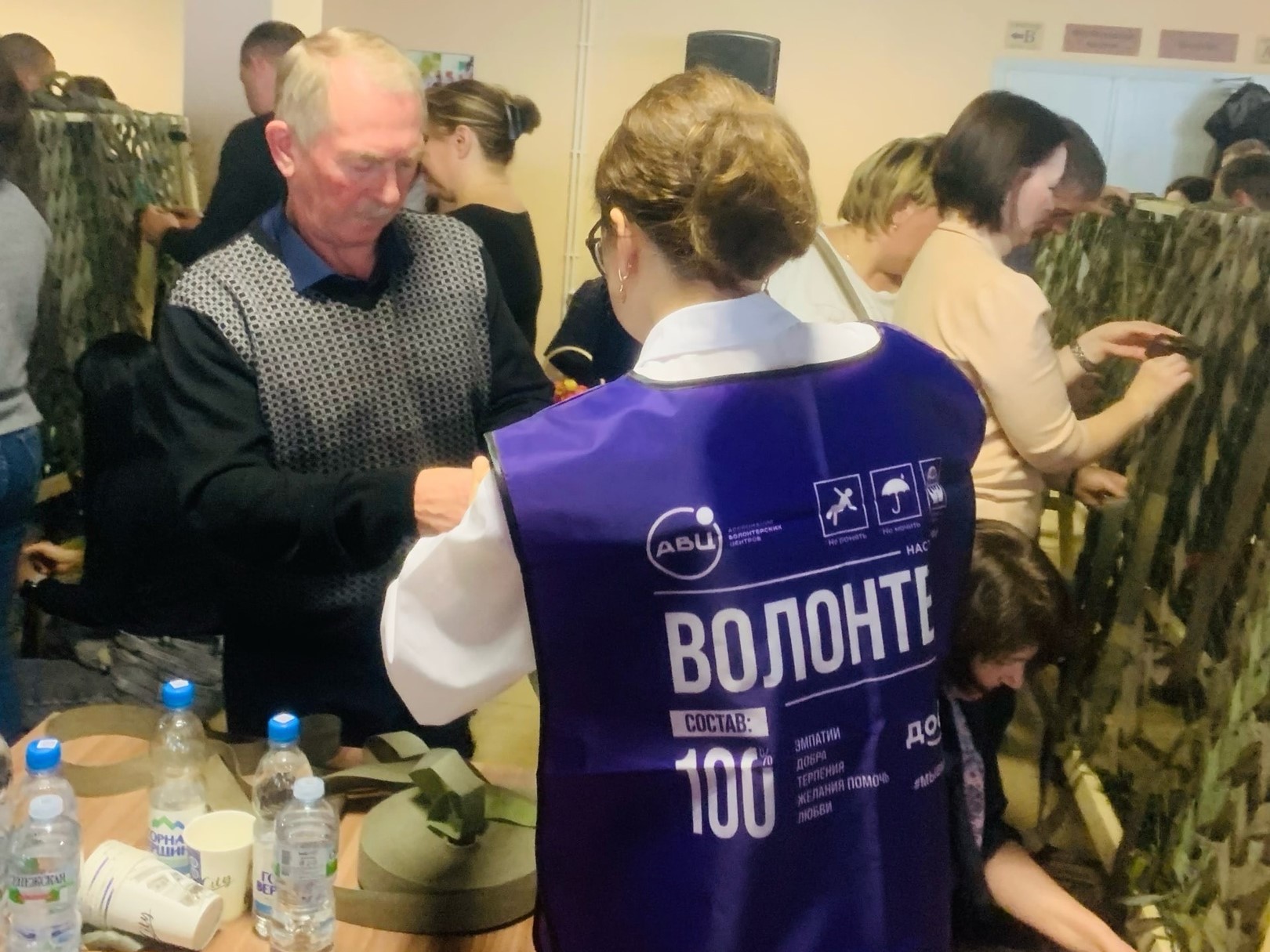 Изображение новости:  Державинцы плетут маскировочные сети для участников СВО