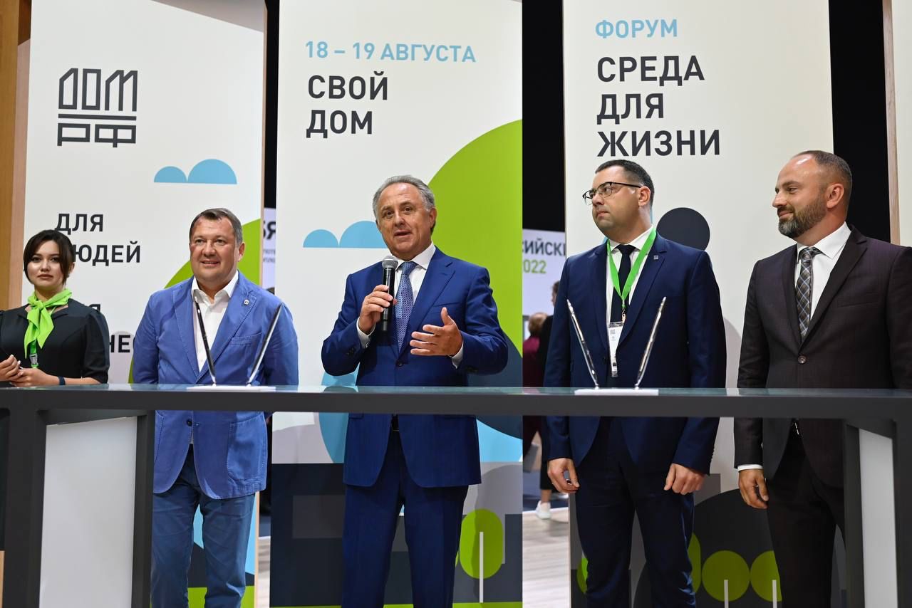 Изображение новости: На форуме «Среда для жизни» Державинский подписал соглашение о строительстве в Тамбове арендного дома для студентов университета