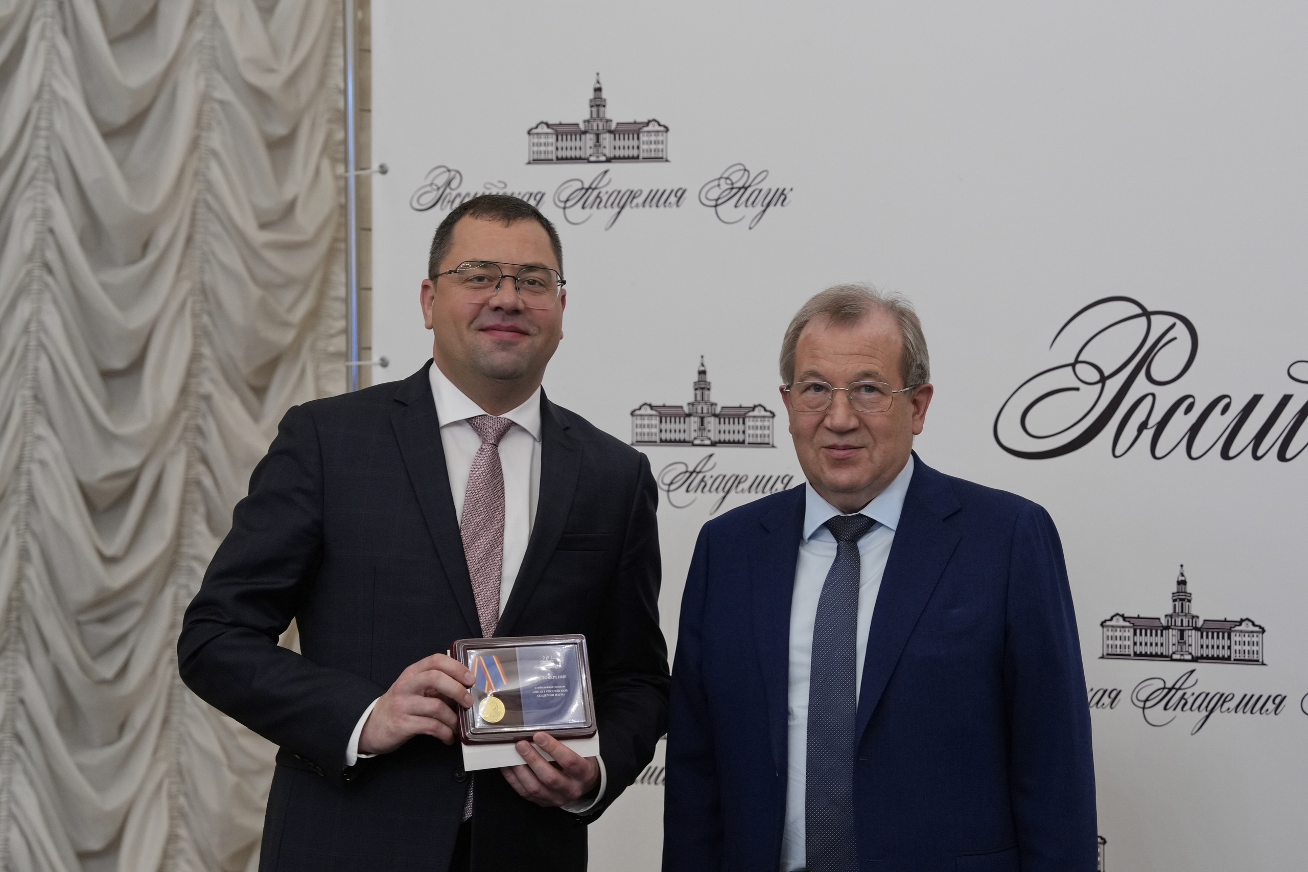 Юбилейная медаль «300 лет Российской Академии наук» из рук президента Российской академии наук, академика Геннадия Красникова