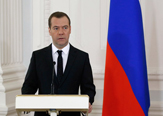 Изображение Дмитрий Медведев приветствует участников XVI Парада российского студенчества