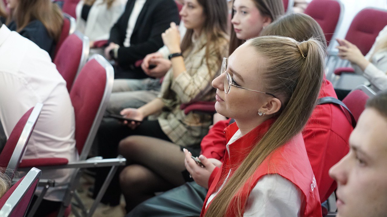 Изображение новости: Студенты и молодые семьи Державинского – участники встречи с главой региона Максимом Егоровым