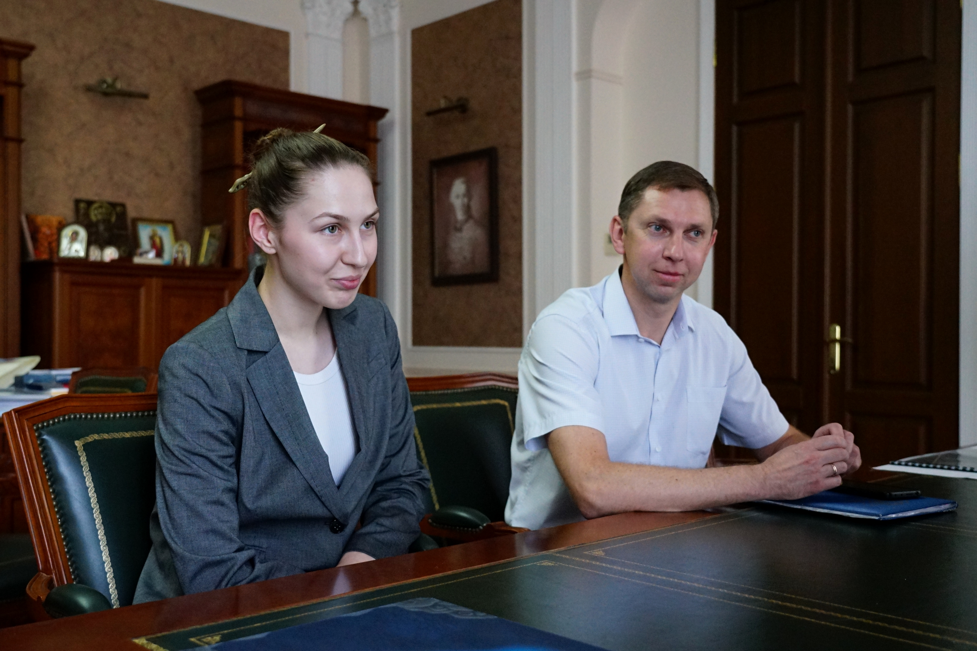 Изображение новости: Ректор Павел Моисеев наградил студентку и участницу Олимпийских игр Анастасию Семёнову за заслуги перед вузом