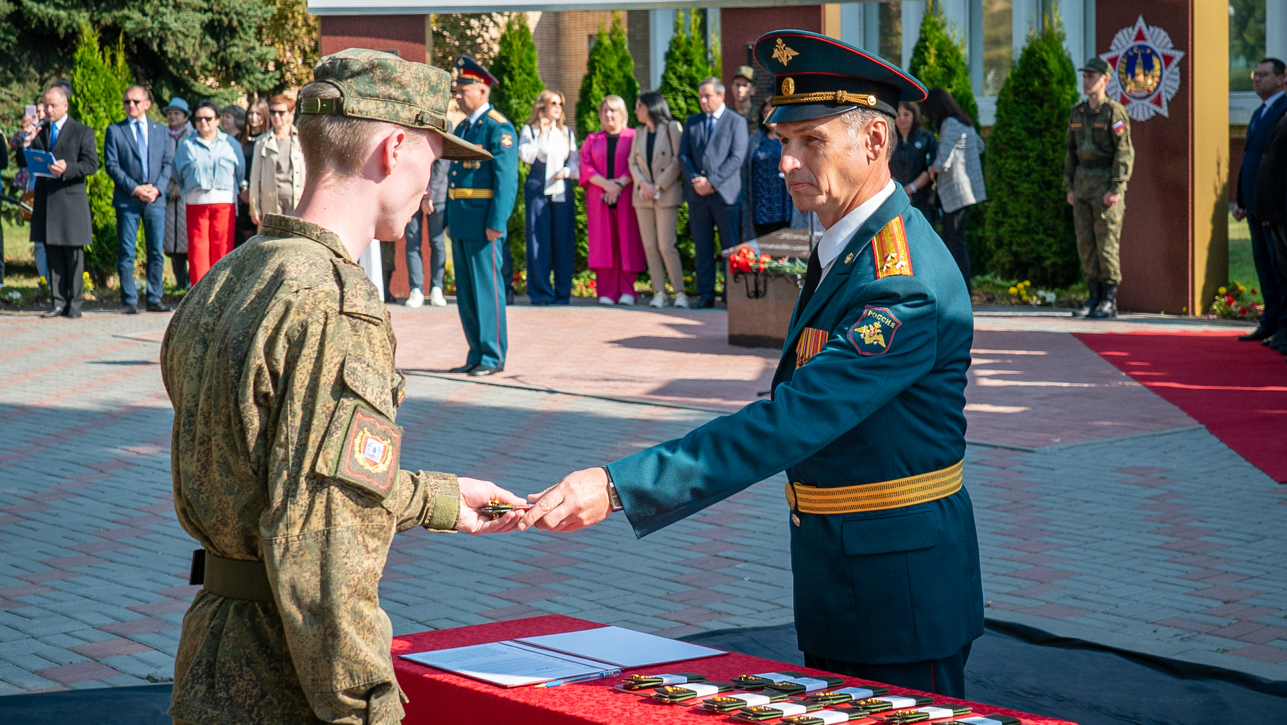 Изображение новости: Выпускники Военного учебного центра Державинского получили погоны сержанта 