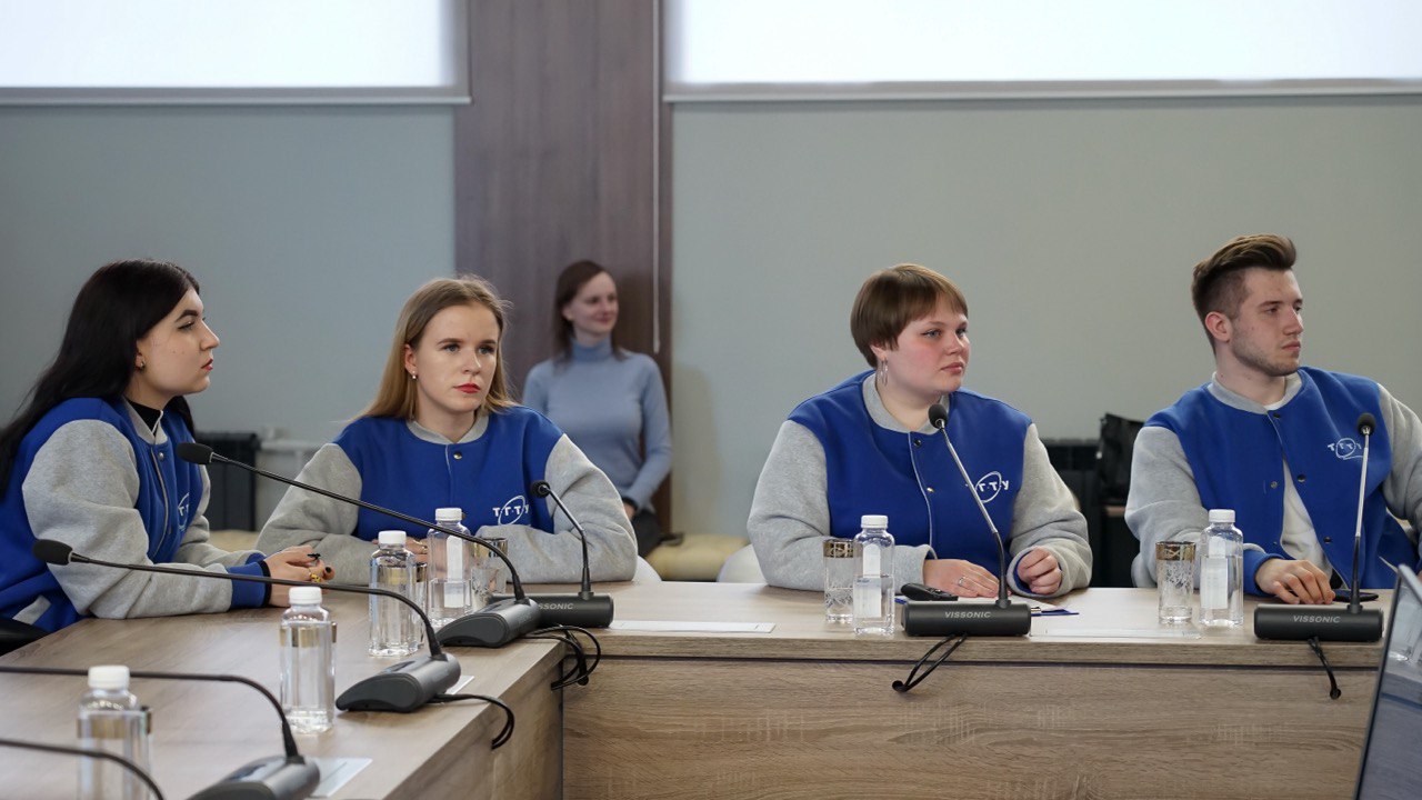 Изображение новости: В Державинском на площадке клуба «ОбКом» прошла встреча ректоров и студентов вузов региона с сенатором Михаилом Белоусовым 