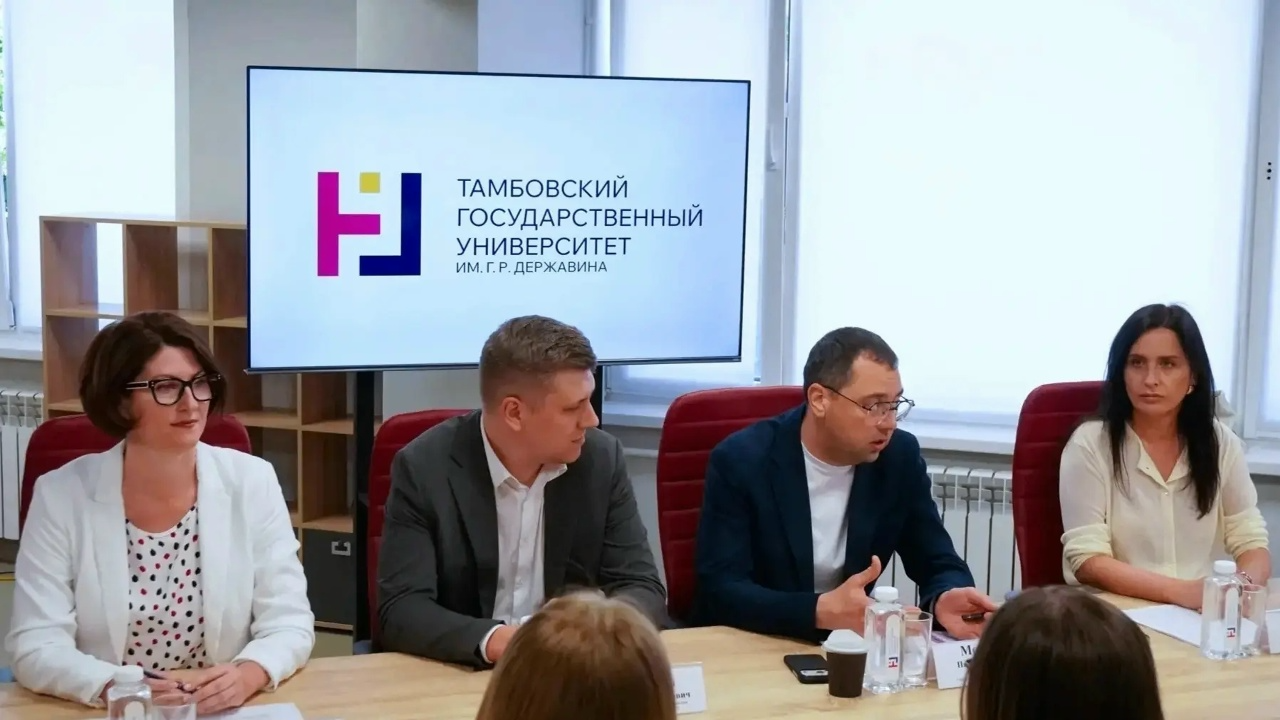 Изображение новости: Державинский презентовал молодежную программу «Развивай себя! Развивай регион! Развивай страну!»