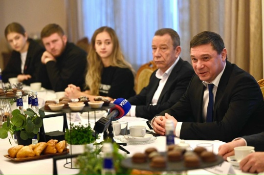 В День добровольца представители волонтёрских отрядов, волонтёры гуманитарных миссий и активисты общественных организаций обсудили работы в 2025 году.