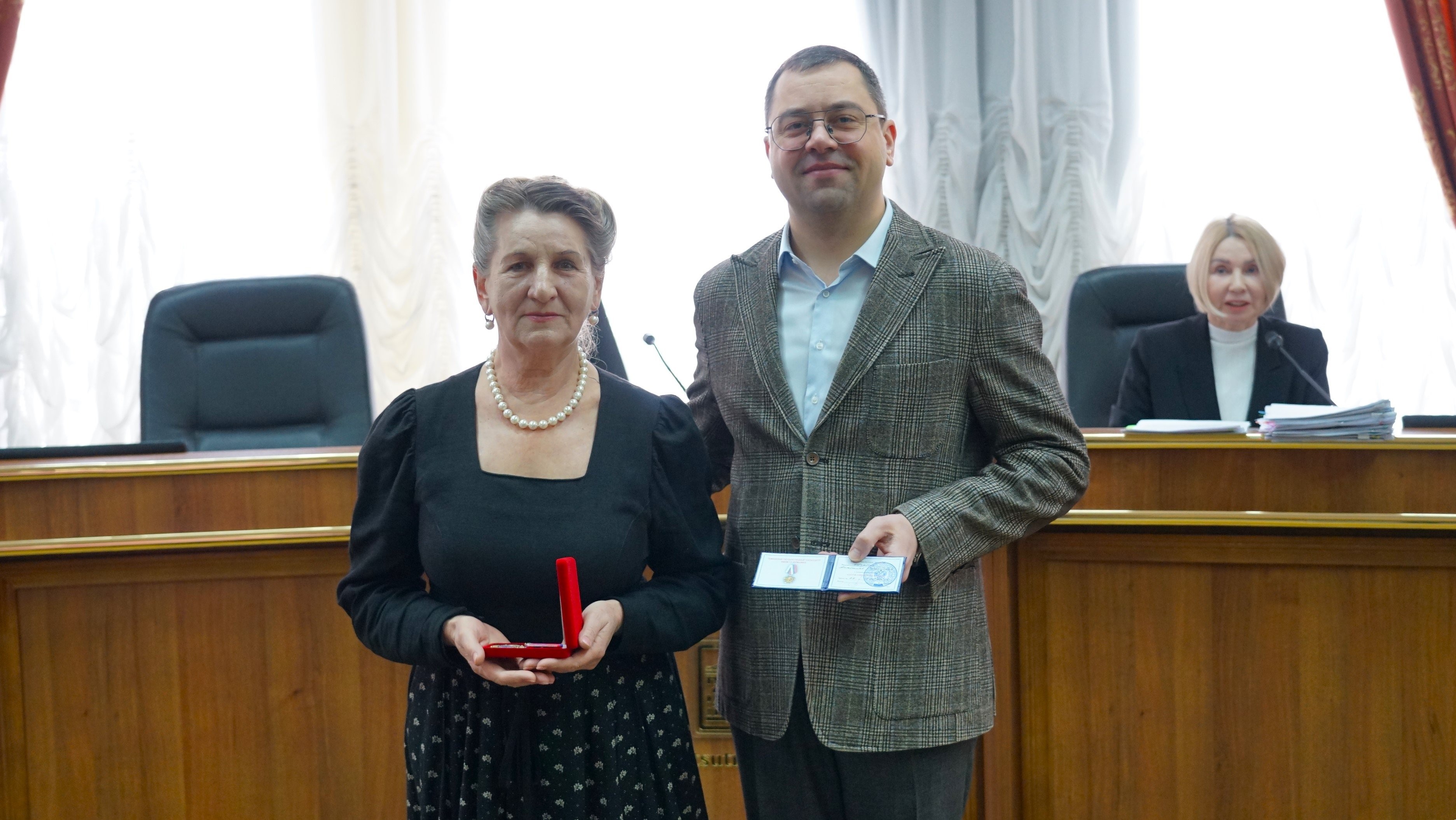 Ректор Павел Сергеевич Моисеев вручил награды преподавателям и сотрудникам за их значительный вклад в развитие вуза.