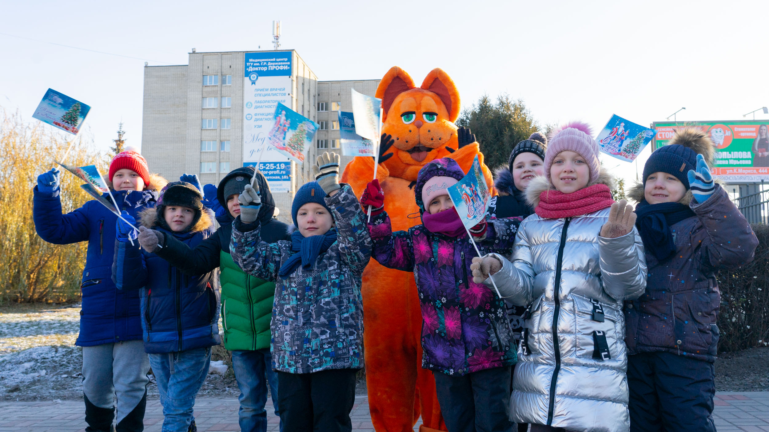 Изображение новости: В Державинском открыли главную елку университета