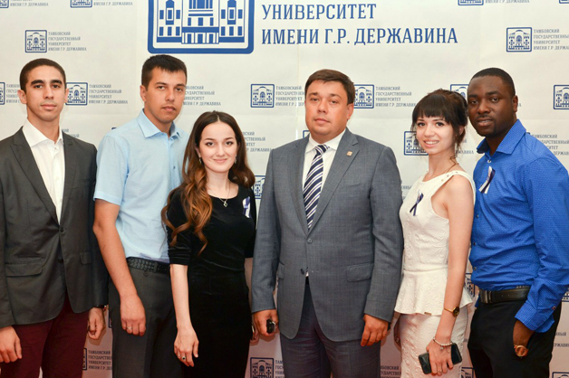 Изображение новости: В ТГУ чествуют лучших выпускников 2016 года