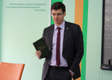 Изображение Глава Тамбовского отделения Сбербанка Владимир Компаниец подарил державинцам экономическую литературу