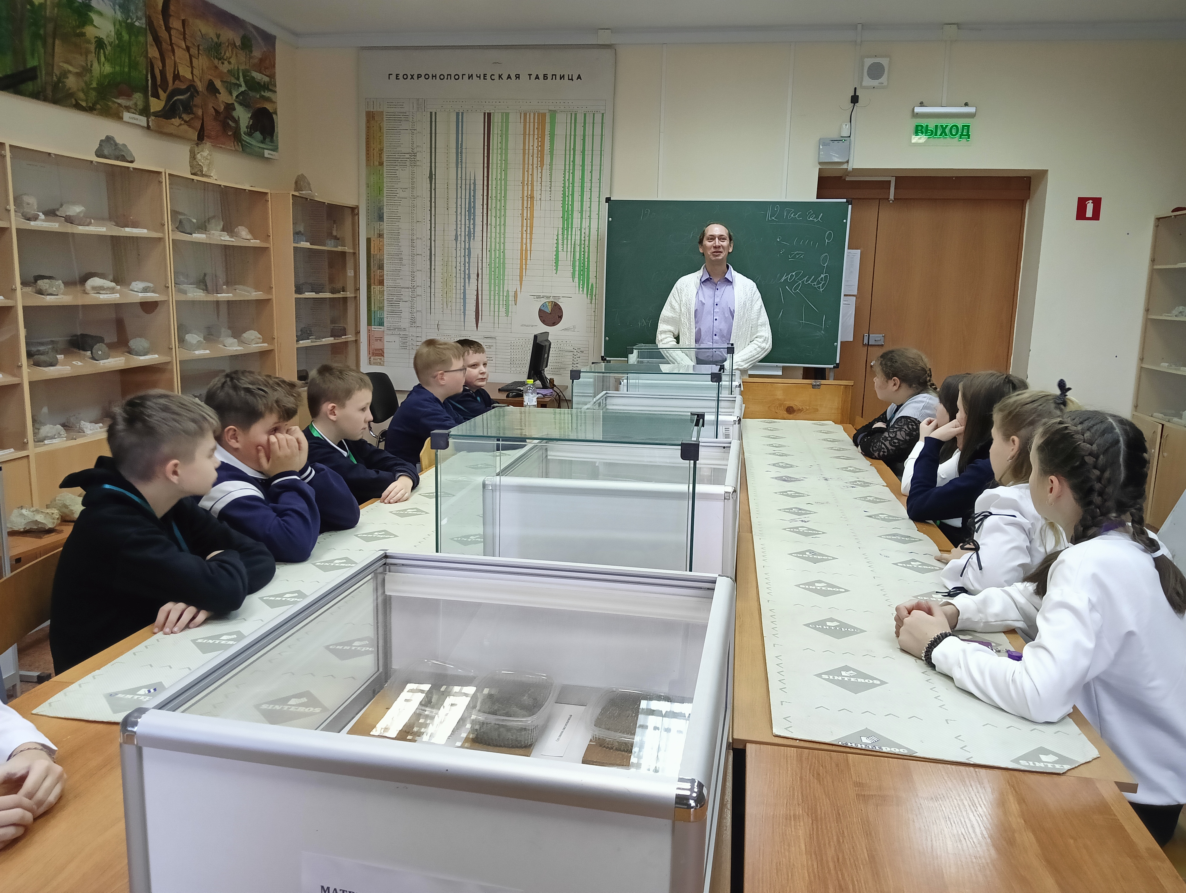 Школьники профильных классов Вернадского на экскурсии в музейном комплексе Державинского университета.