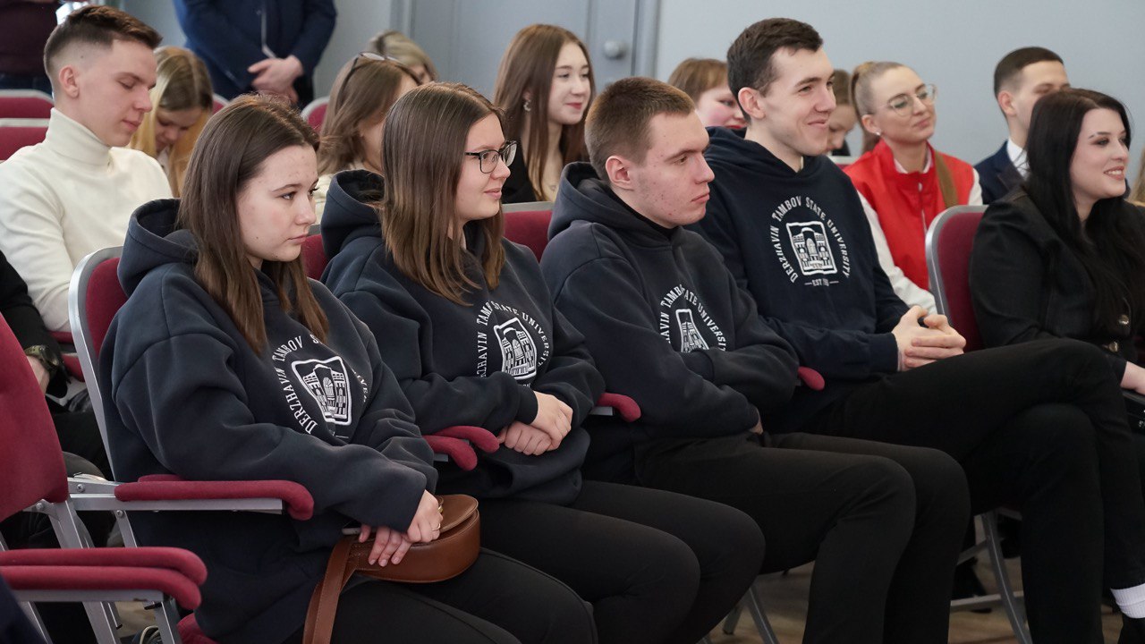 Студенты и молодые семьи Державинского – участники встречи с главой региона Максимом Егоровым фото анонса