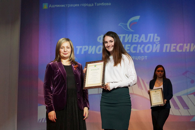 Изображение новости: Представительницы Державинского – в числе победителей фестиваля «Патриотическая песня – 2017»