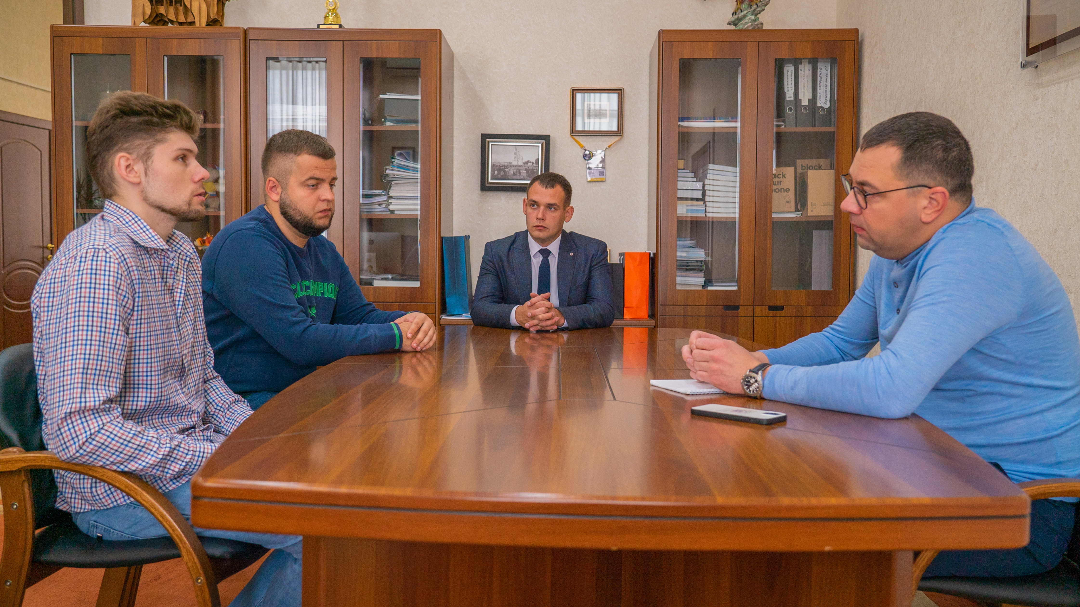 Изображение новости: Волонтеры-медики Державинского университета Виктор Папин и Богдан Павлов вернулись из гуманитарной поездки в ЛНР 