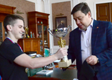 Изображение Ректор Владимир Стромов поздравил коллектив ТГУ «Сияние» с победой на чемпионате России по роуп-скиппингу