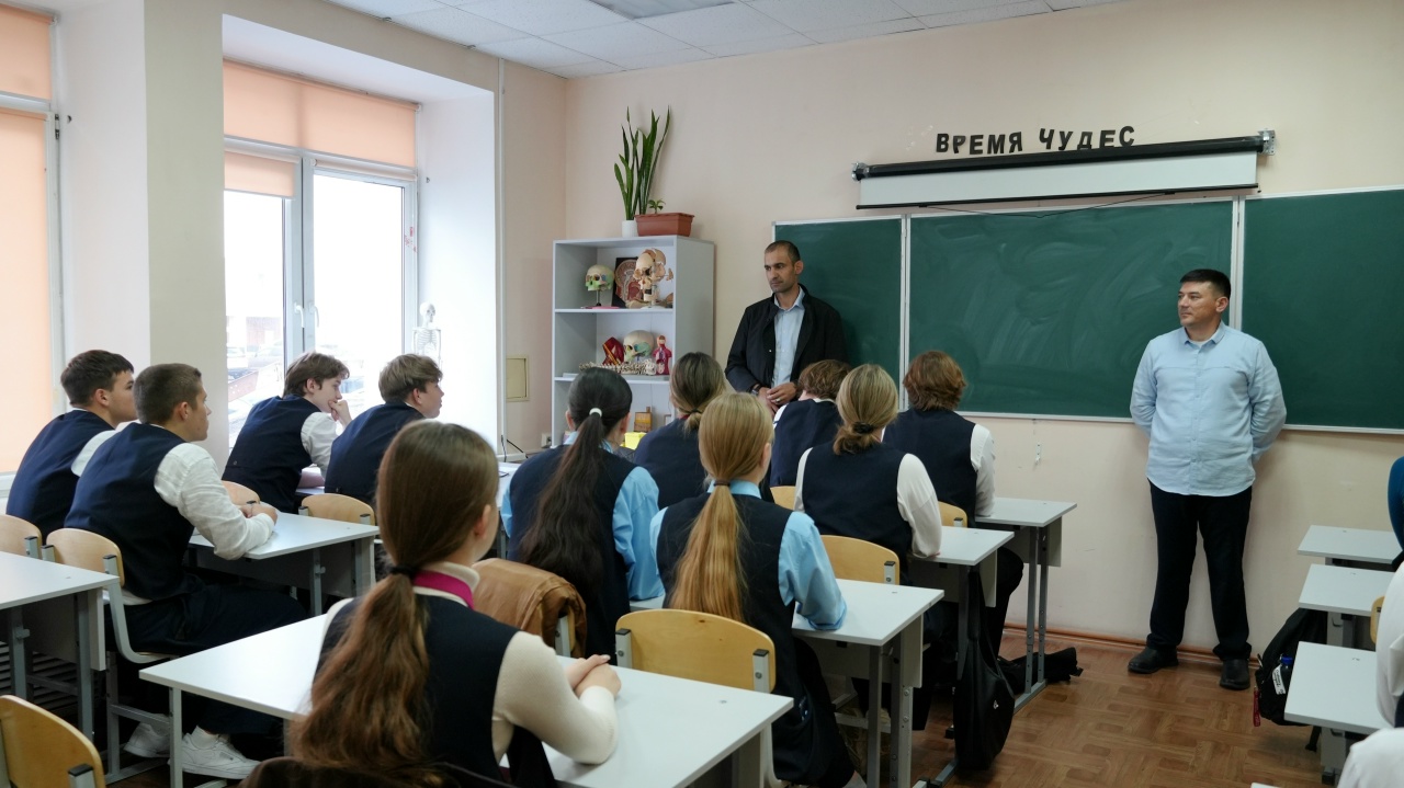 Изображение новости: Участники проекта «СВОй путь» провели для учеников Державинского лицея уроки мужества