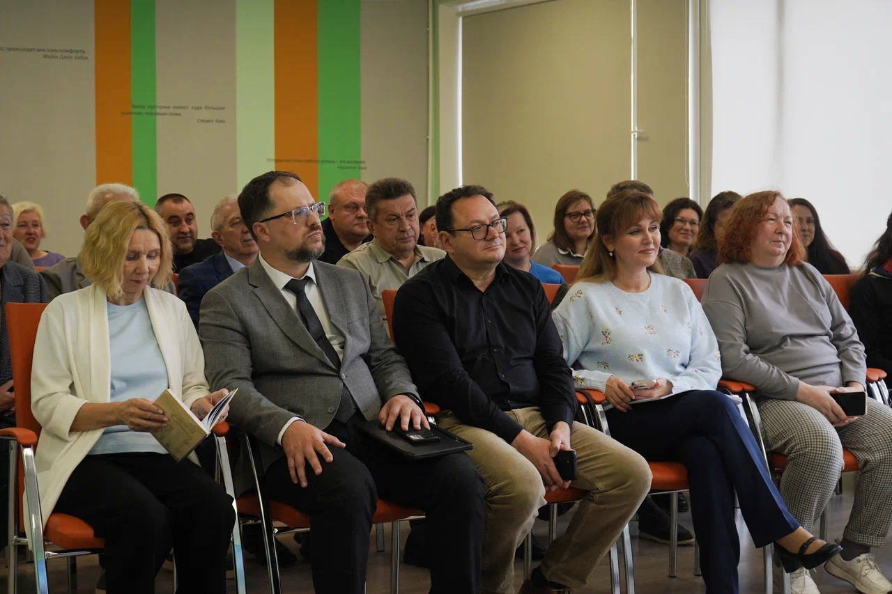 Изображение новости: В Державинском прошло чествование старейшего преподавателя-экономиста Валентина Григорьевича Лоскутова