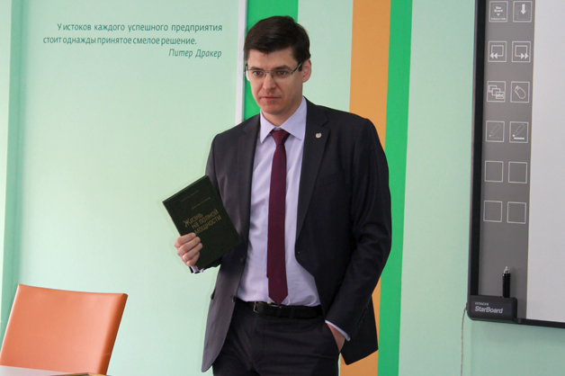 Изображение новости: Глава Тамбовского отделения Сбербанка Владимир Компаниец подарил державинцам экономическую литературу