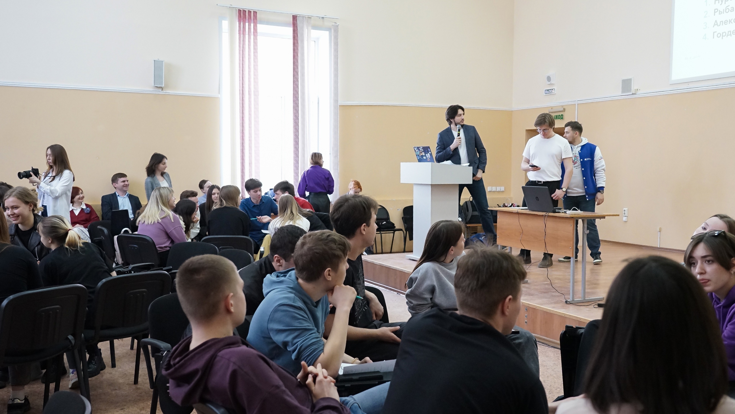 Изображение новости: В Державинском прошел бизнес-квиз «Капитал»