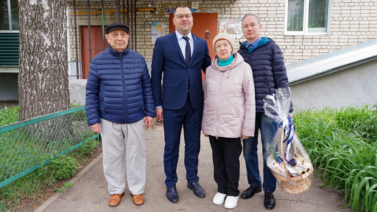 Изображение новости: Ректор Державинского Павел Моисеев поздравляет участников ветеранской организации вуза с Днем Победы
