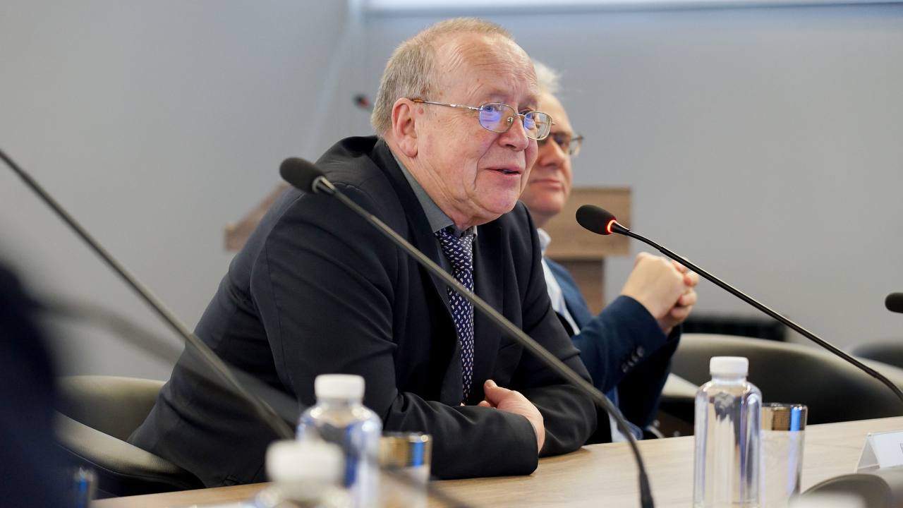 Изображение новости: Автор и ведущий программы «Умницы и умники» Юрий Вяземский встретился со студентами Державинского