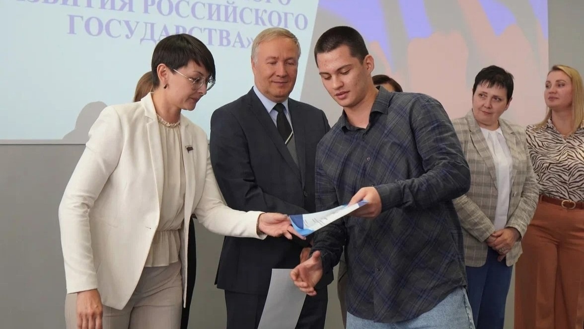 Изображение новости: В Державинском подвели итоги проекта «Теория и практика конституционного развития российского государства»