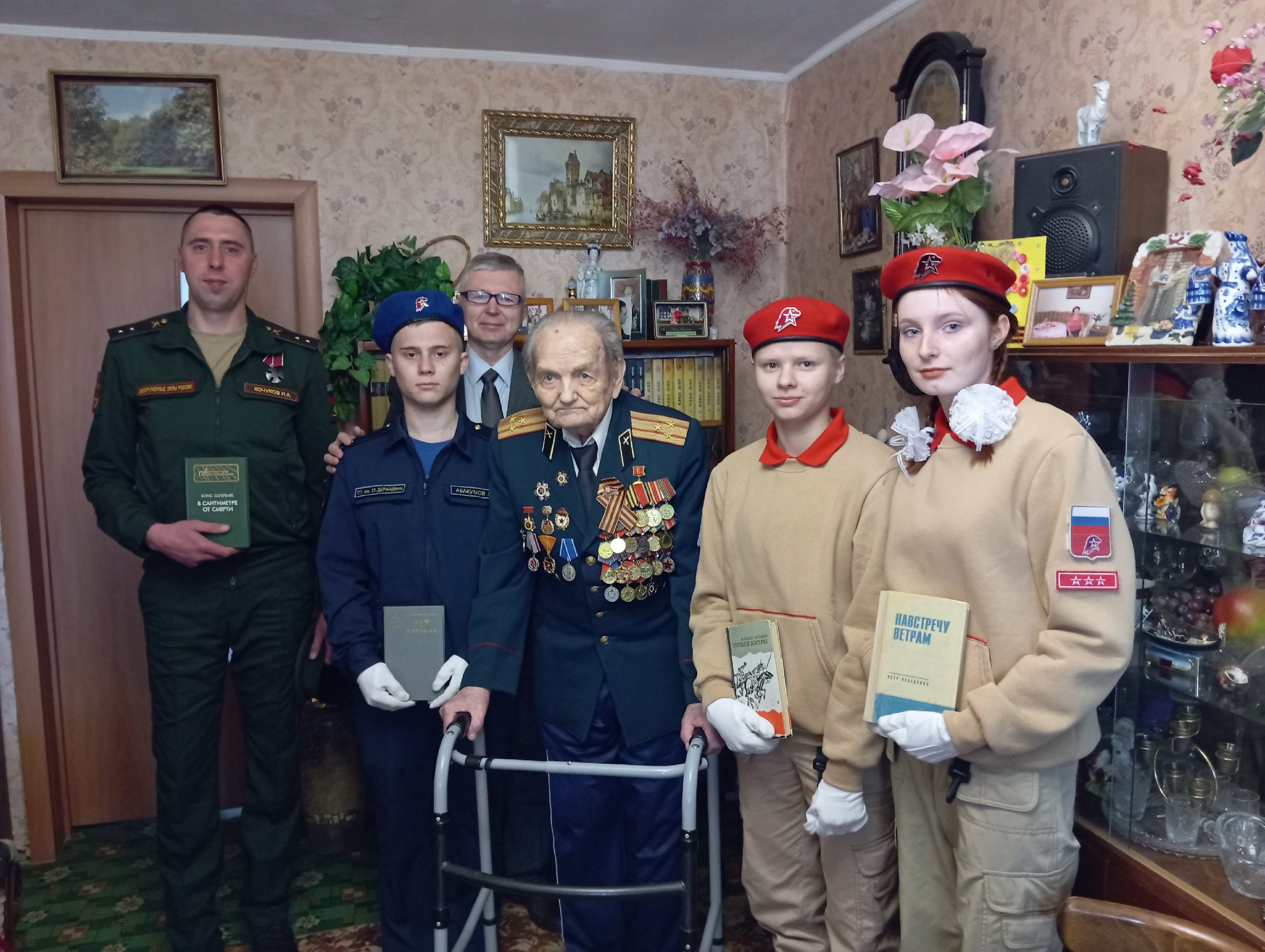 Юнармейцы института военного образования поздравили ветерана Великой отечественной войны.