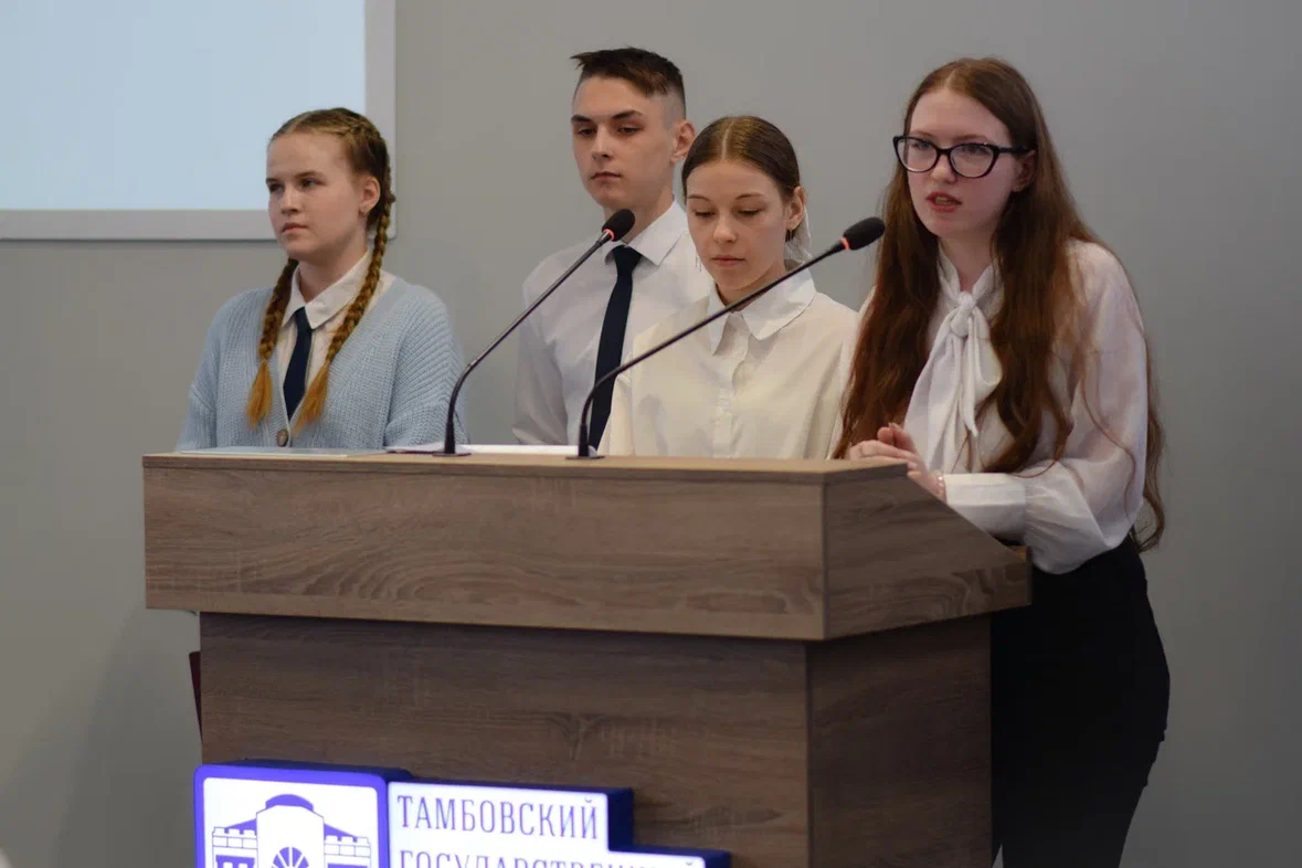 Изображение новости: В Державинском школьники и студенты СПО защитили работы по программе «Сириус.Лето: начни свой проект»
