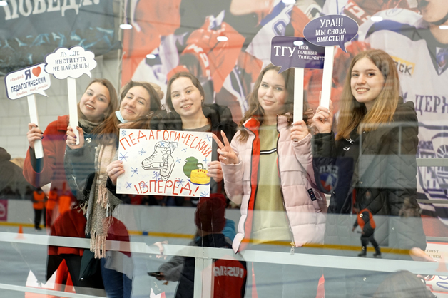 Изображение новости: На ледовом катке «Державинский» отпраздновали широкую Масленицу
