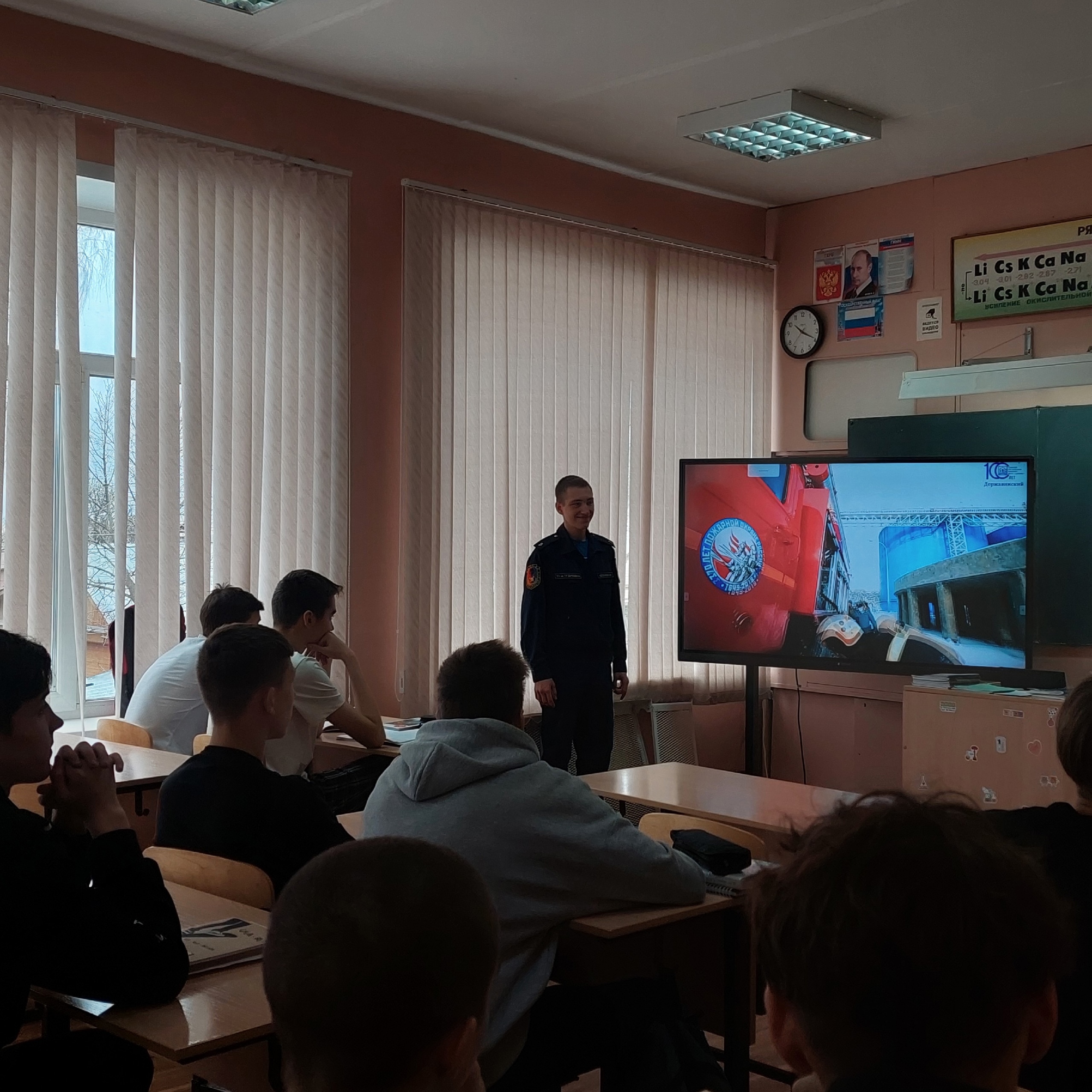 Студенты специальности "Пожарная безопасность" провели занятие со школьниками школы №4 г.Тамбова