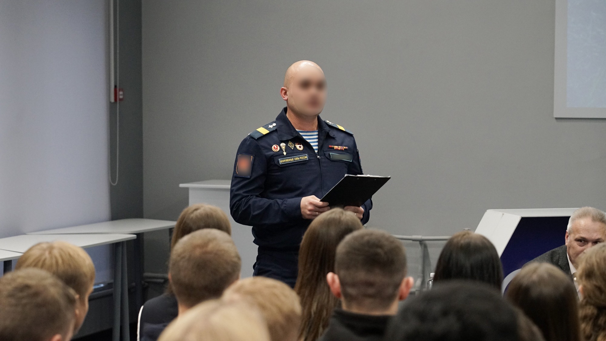 Изображение новости: Накануне Дня народного Единства и Дня военного разведчика в Державинском состоялась встреча с героями СВО