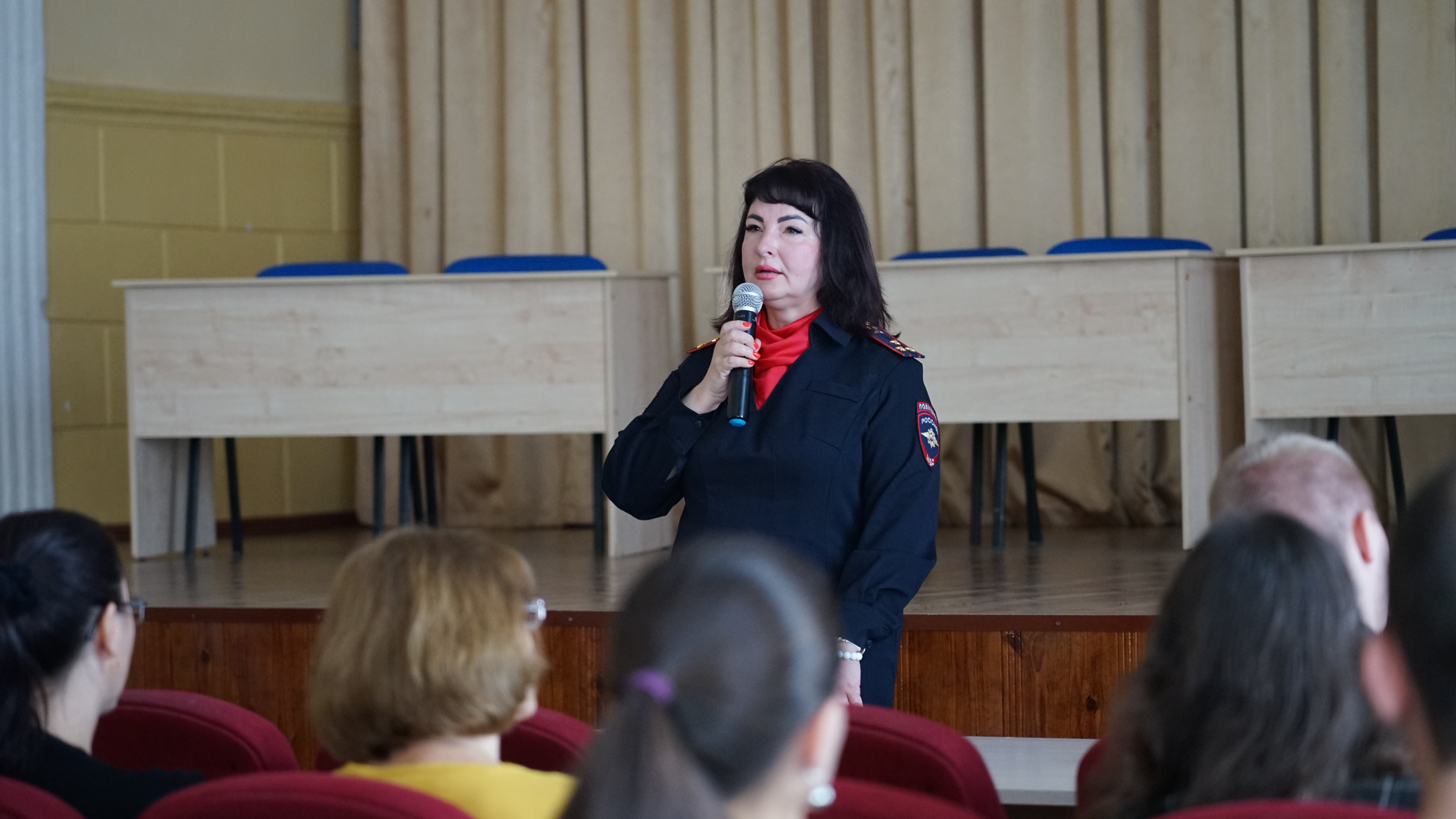 Изображение новости: Представители правоохранительных органов обсудили с державинцами вред наркотиков