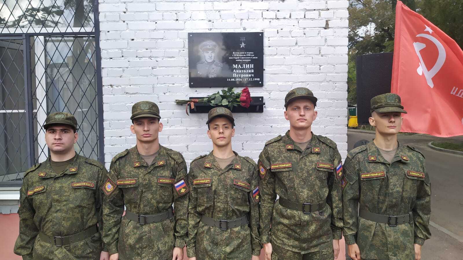 Память о героях: участие в церемониях открытия мемориальных досок 