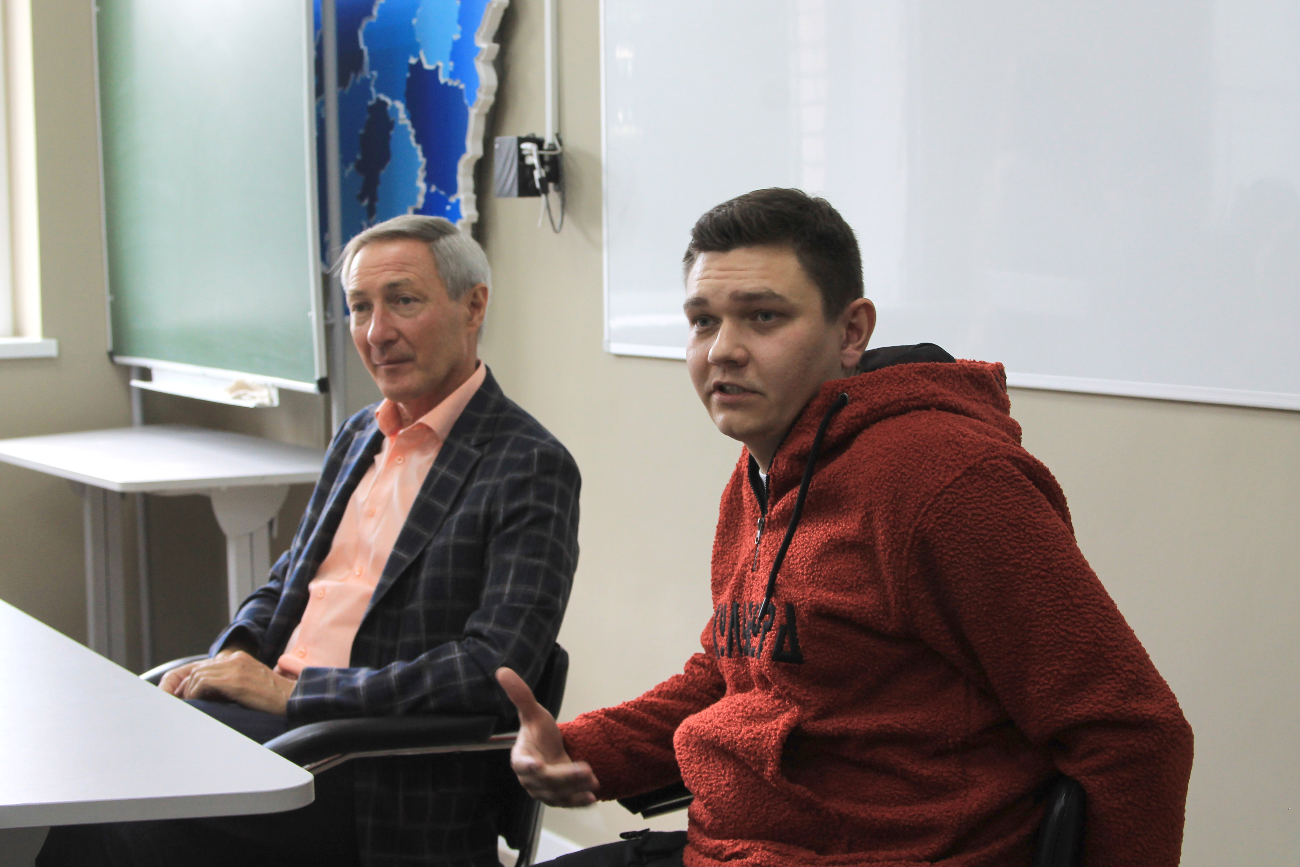 Встреча с военным корреспондентом. Встреча с военным корреспондентом. Встреча с военным корреспондентом. Девушка рядом с путиным. Встреча с военным корреспондентом.