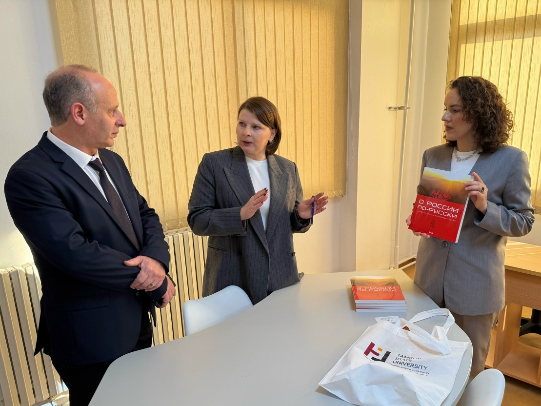 Декан Елена Давыдова – в делегации Державинского в Университете Константина III