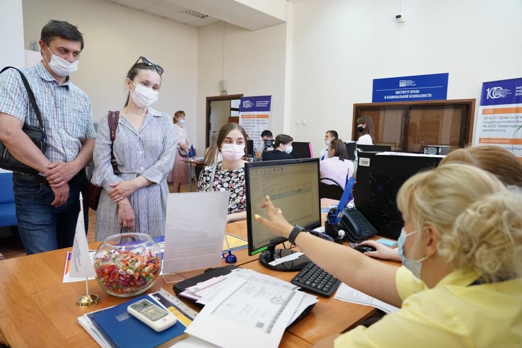 Изображение новости: Державинский начал принимать документы от абитуриентов 2021 года