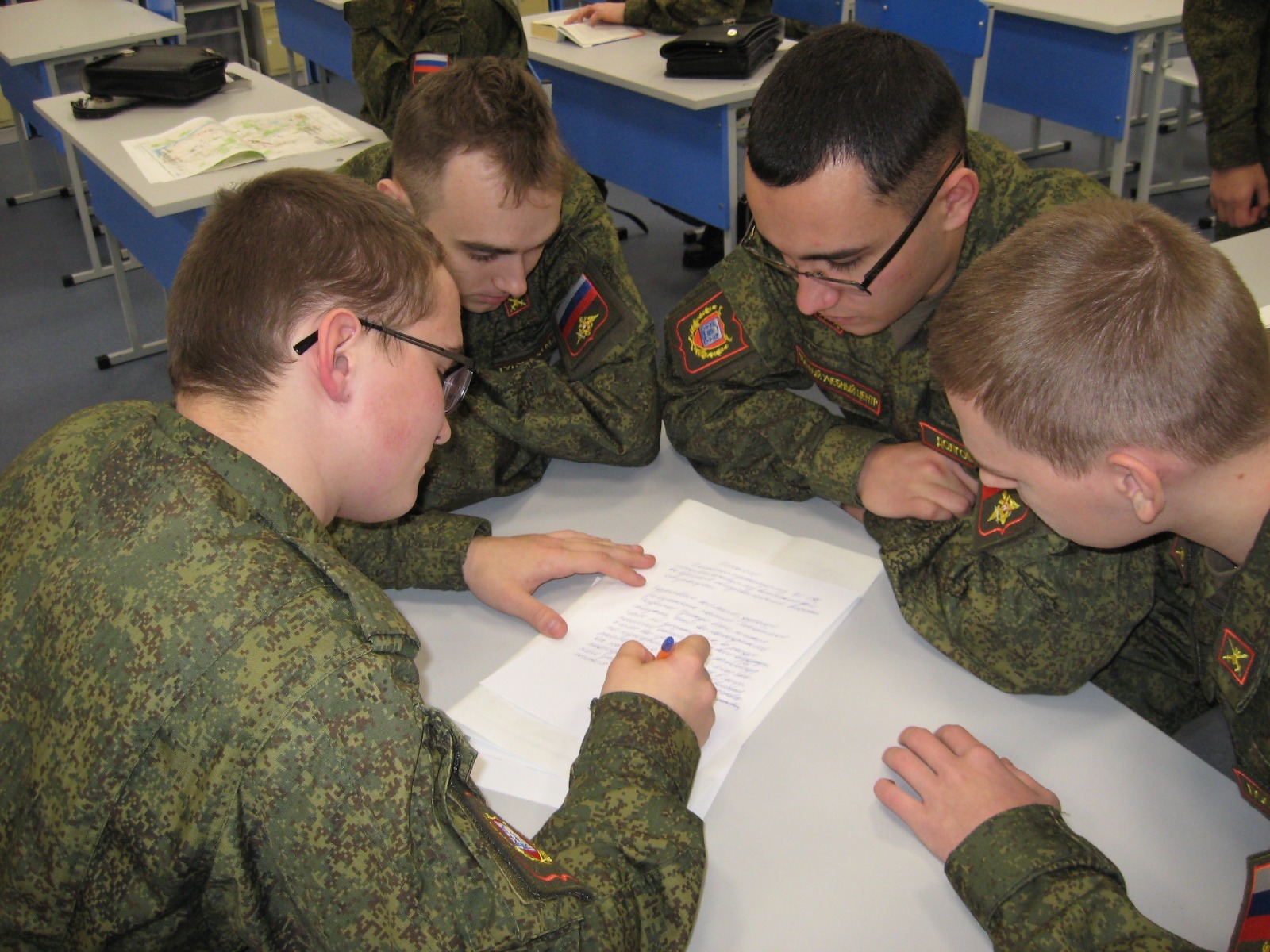Студенты ВУЦ пишут письма военнослужащим в зону СВО