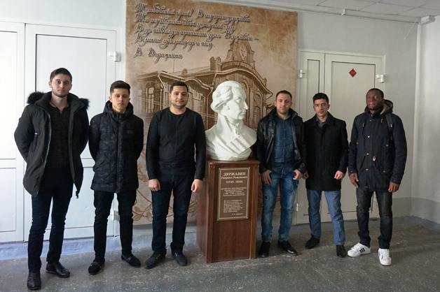 Изображение новости: Иностранные студенты Державинского познакомили тамбовских школьников с культурой своих стран
