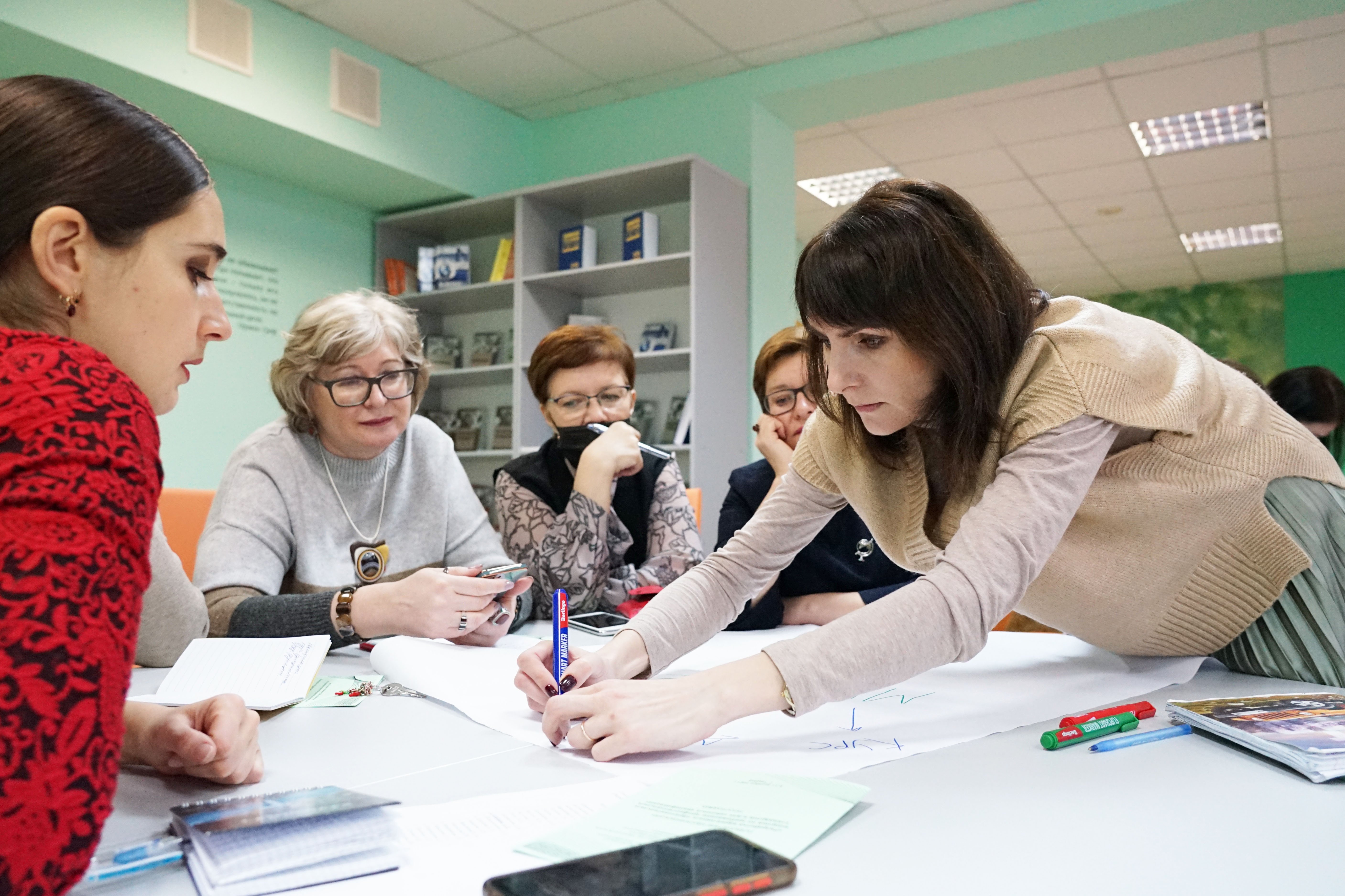 Изображение новости: Эксперт Национального агентства развития квалификаций Александра Серова проводит тренинги по разработке сквозных образовательных модулей в Державинском университете