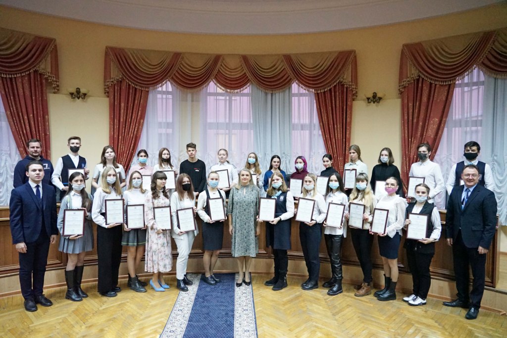 Изображение новости: В Державинском университете наградили победителей и призеров конкурса среди школьников «Постигая науку»